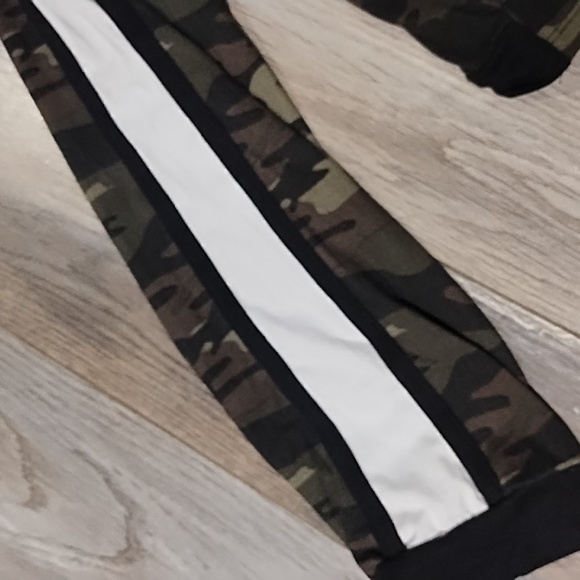 Woman's "Ardene" long sleeved t-shirt - Picture 4 of 5